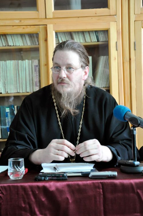 Părintele decan al Facultăţii de Teologie Ortodoxă din New York a conferenţiat la Iaşi