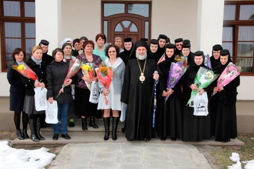 Angajatele Centrului eparhial Roman, felicitate de PS Ioachim Băcăuanul