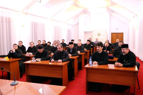 Preoţi din Protoieria III Capitală în conferinţă