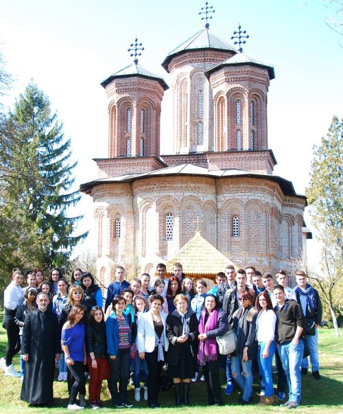 Tineri de la Colegiul „Anghel Saligny“ s-au aflat în pelerinaj la mănăstirile din Ilfov