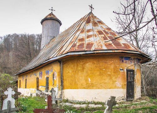 Biserica de lemn Moşteni-Greci la un pas de prăbuşire