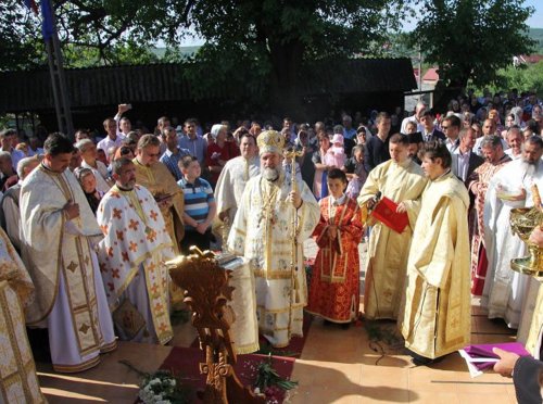 Biserica parohiei Berzunţi a primit veşmântul resfinţirii