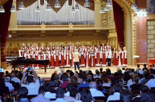 Corul de copii „Symbol“ a concertat pentru copii la Ateneul Român