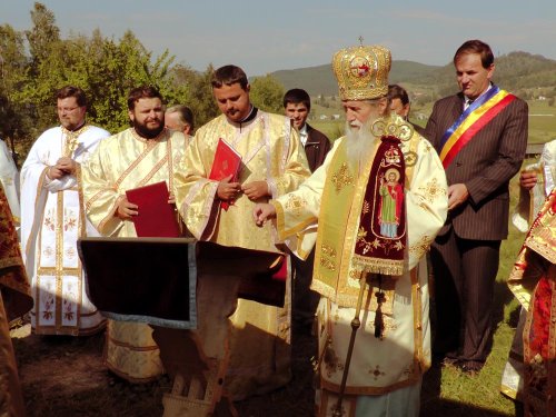 Biserica parohiei Şaru Bucovinei a primit veşmântul resfinţirii