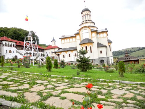 Mănăstirea unde tricolorul poartă chip de cruce