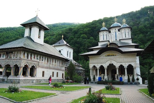 Mănăstirea Lainici, în haină de sărbătoare