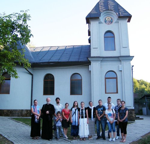 Tineri creştini în pelerinaj la Mănăstirea Vasiova