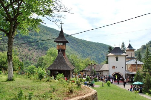 Hramurile mănăstirilor Cămărăşeasca şi Topolniţa