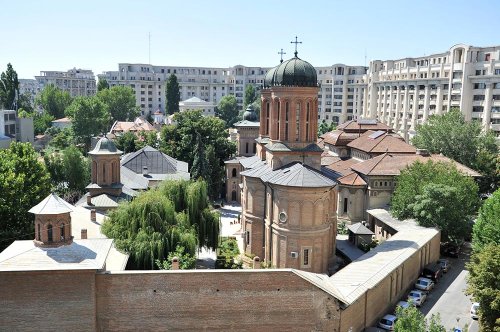 Mănăstirea din mijlocul cetăţii
