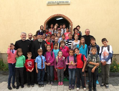Ghiozdane pentru 100 de copii din Sibiu