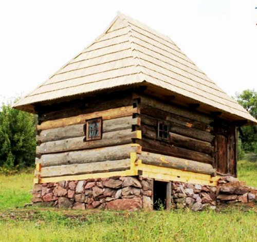 Casă monument reconstruită la Muzeul Etnografic al Transilvaniei