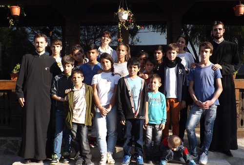 Tineri în vizită la Parohia Izvorani din Ilfov