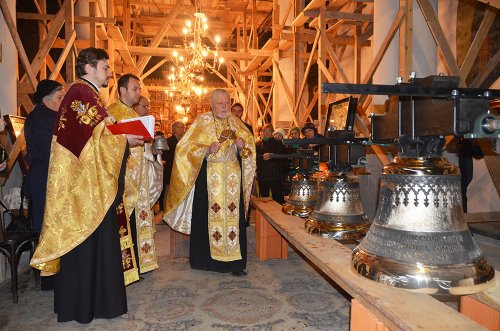 Au fost sfinţite noile clopote ale bisericii Parohiei Iancu Nou - Bălăneanu