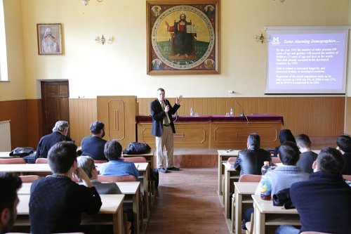 Daniel Hinshaw susţine un seminar la Sibiu