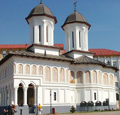 Liturghie arhierească la Paraclisul „Sfinţii Voievozi“ din Târgu Jiu