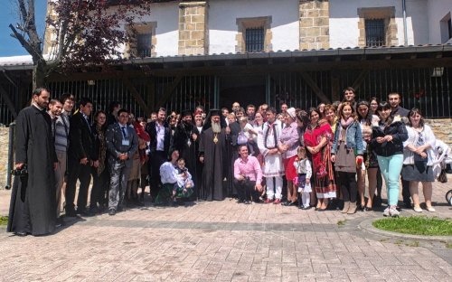 IPS Mitropolit Andrei, în mijlocul tinerilor români din Spania