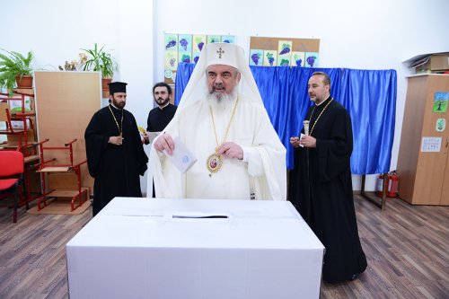 Patriarhul României a votat la secţia 644 din Bucureşti