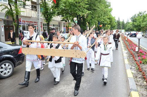 Sunet de toacă şi paradă de costume populare, în oraşul Hârlău