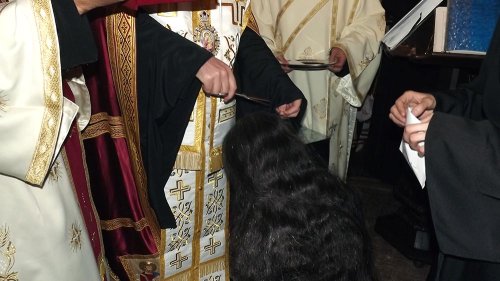 O slujbă de călugărire la Mănăstirea Sărăcineşti