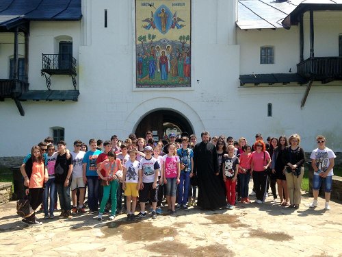 Tineri din Câmpulung Moldovenesc, în pelerinaj la mănăstirile din Neamţ