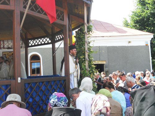 Hram la Calapodeşti în Duminica Sfinţilor Români