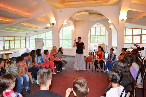 25 de tineri în tabăra organizată de Episcopia Caransebeşului