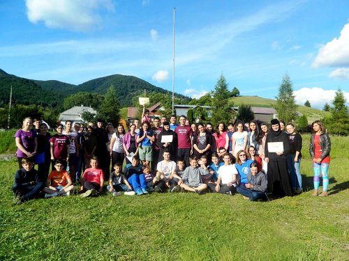 Tabără la Colibiţa pentru adolescenţii din Cluj şi Bistriţa