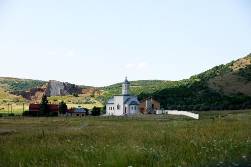 Mănăstirea din tăcerea de piatră a Măcinului