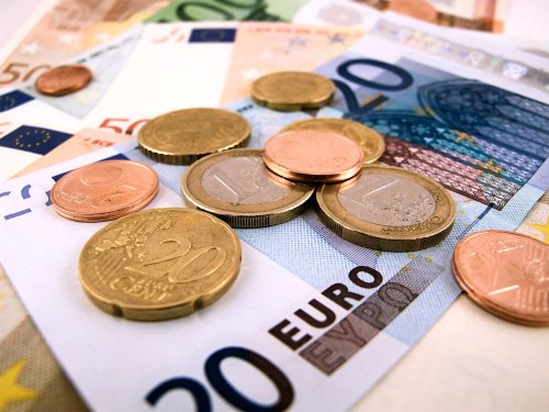 Adoptarea euro trebuie stipulată într-un act normativ