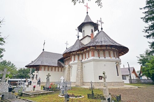 Biserica din Oşlobeni, resfinţită după ample lucrări de construcţie şi reabilitare