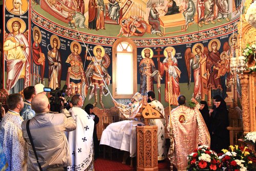 A fost sfinţită pictura noii biserici a Mănăstirii Lepşa