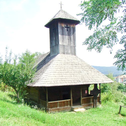 Biserica din Mângureni, de strajă pe deal