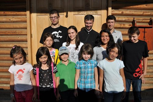 Activităţi pentru copii, în tinda bisericii din Cercu