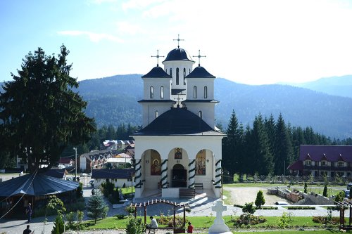 Patriarhul României va sfinţi mâine noua biserică a Mănăstirii Caraiman