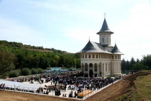 A fost sfinţită biserica mănăstirii vrâncene Brazi