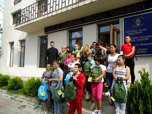Rechizite pentru 30 de tineri defavorizaţi din Arhiepiscopia Târgoviştei