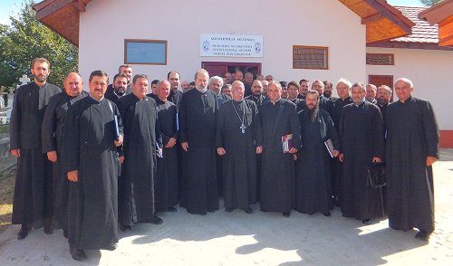 Preoţii din Protopopiatul Târgu Cărbuneşti, în conferinţă
