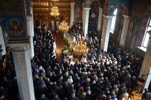 Trei ierarhi şi zeci de stareţi, la înmormântarea părintelui arhimandrit Victorin Oanele