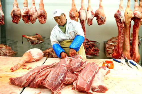 Carnea de porc trebuie cumpărată doar din unităţi autorizate