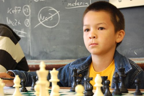 Truse de şah pentru 500 de şcoli
