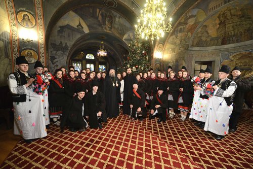 Cete de colindători la Reşedinţa Patriarhală