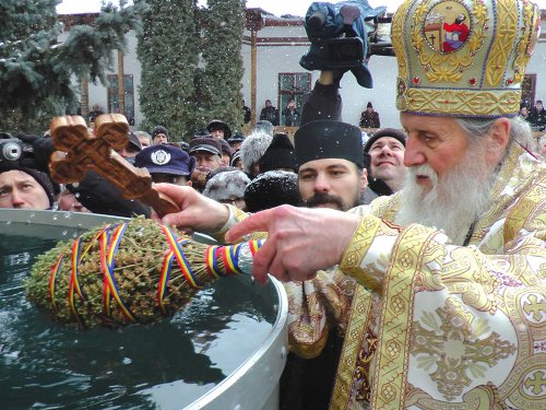 Slujbă arhierească de Bobotează, la Mănăstirea „Sfântul Ioan cel Nou“ din Suceava