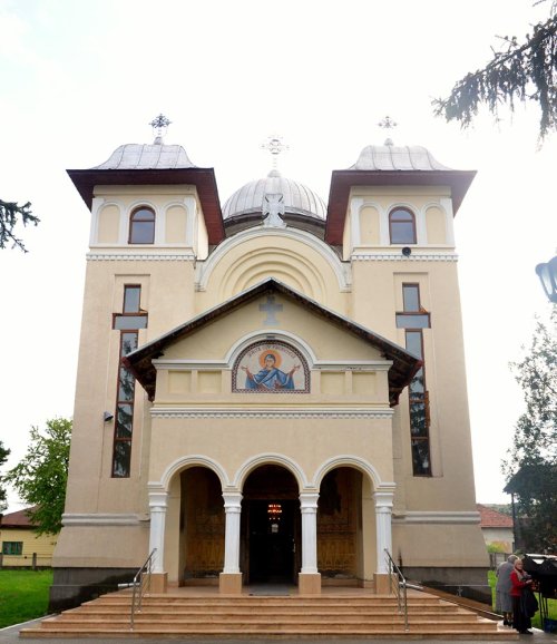 Slujbă arhierească la Biserica „Sfânta Parascheva“ din Strehaia