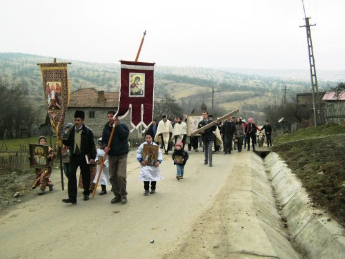 Procesiune cu sfintele icoane în parohia vâlceană Bonişoara