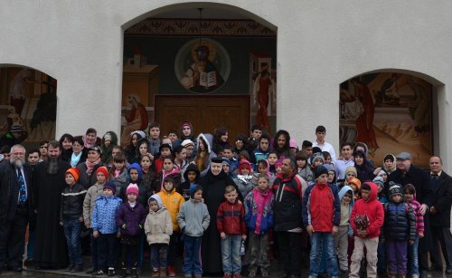 Copii şi tineri în pelerinaj la Mănăstirea Timişeni
