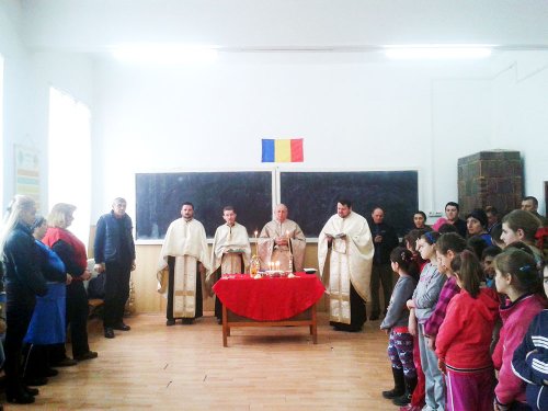 Taina Sfântului Maslu la Şcoala Dobra, Hunedoara