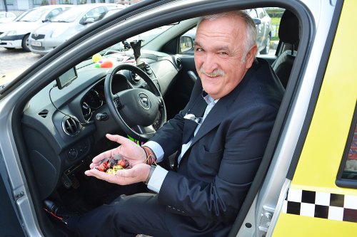 Un taxi cu bomboane circulă liber prin Bucureşti
