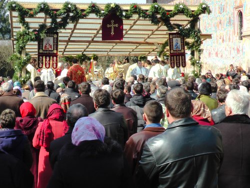 Slujbă cu doi arhierei la hramul Mănăstirii Moldoviţa