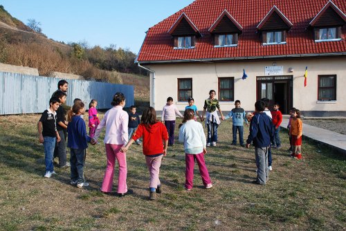 Sprijin pentru 275 de copii din familii sărace din Alba şi Mureş