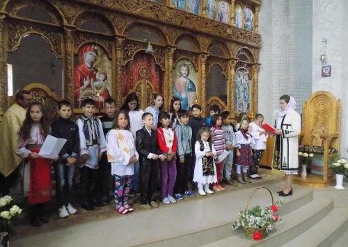 Bucuria Învierii cântată de copiii din Deta
